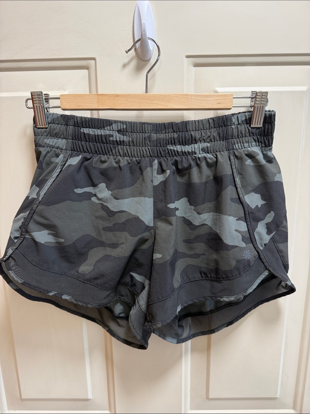 Athleta Camo Athletic Running Shorts Built in Underwear Gray Green Camouflage